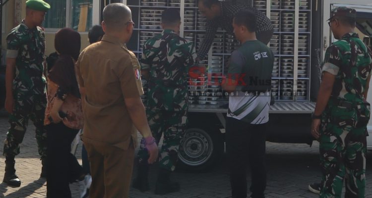 Pendistribusian Porsi Makanan Bergizi Gratis didampingi Anngota TNI Kodim 0813 Bojonegoro