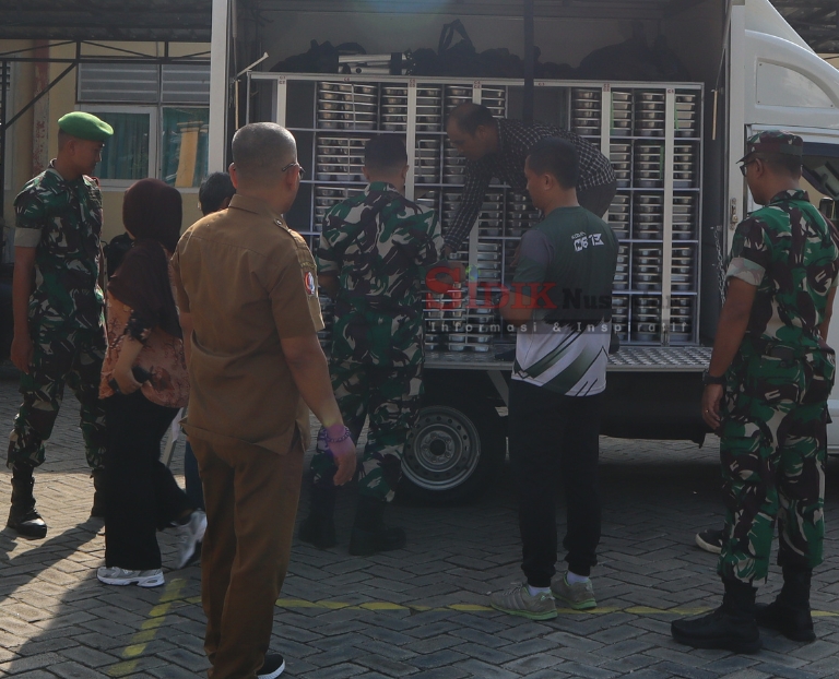Pendistribusian Porsi Makanan Bergizi Gratis didampingi Anngota TNI Kodim 0813 Bojonegoro