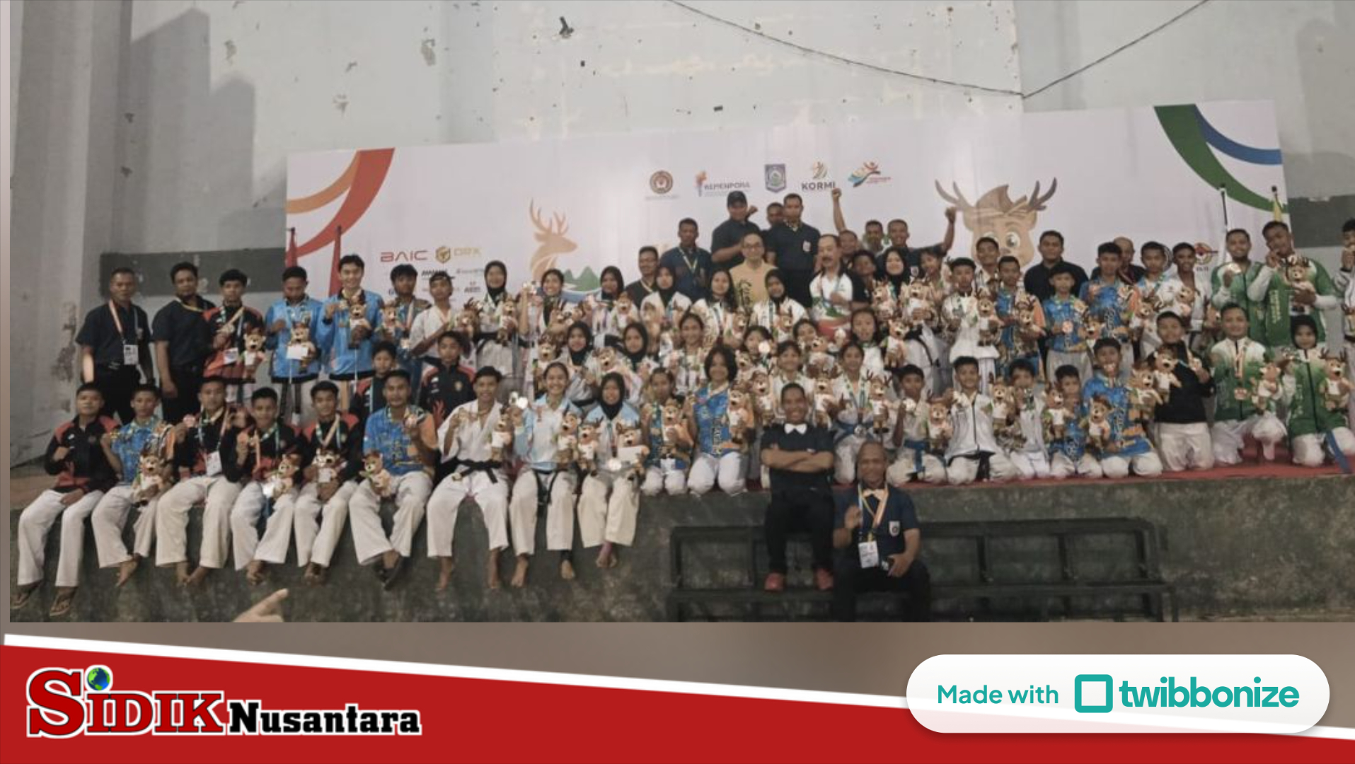 Foto Bersama : Para juara foto bersama setelah menerima medali di FORNAS VIII NTB di GOR Turide Mataram, Selasa (29/7/2025).